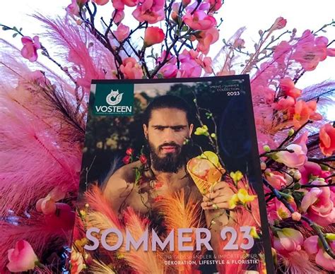Produktkatalog von Vosteen von Sommer 2023 mit einem Mann mit Eis in der Hand, bunten Farnen und dem Schriftzug "Sommer 23" auf dem Cover, im Hintergrund pinke Kunstblumen.